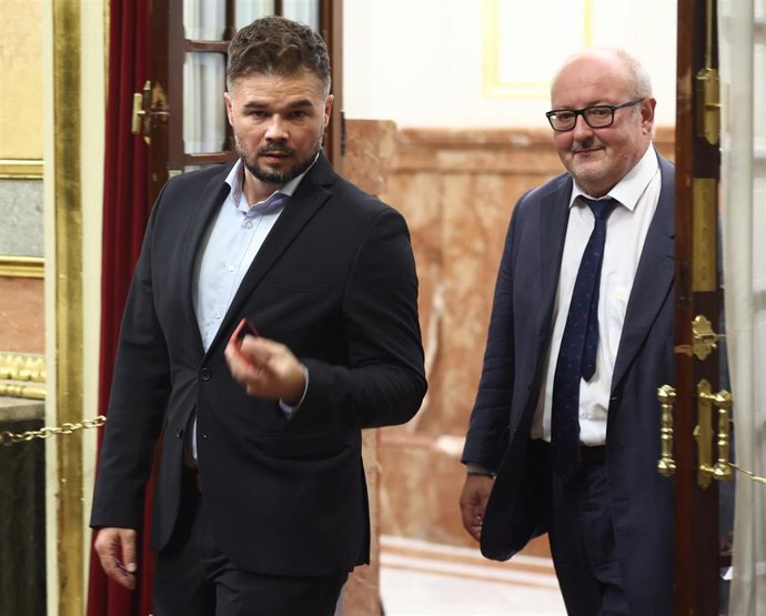 El portavoz parlamentario de ERC en el Congreso, Gabriel Rufián, y su diputado Joan Capdevila, a su llegada a una sesión plenaria, en el Congreso 