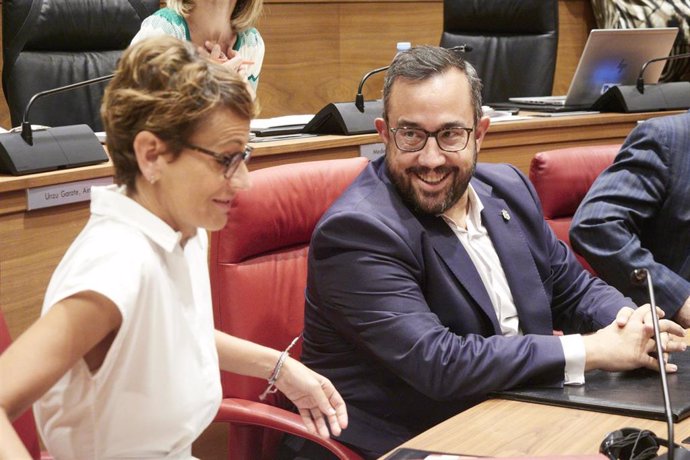 Javier Remírez, consejero de Presidencia, Igualdad, Función Pública e Interior, junto con la presidenta del Gobierno de Navarra, María Chivite, en una sesión plenaria del Parlamento foral.