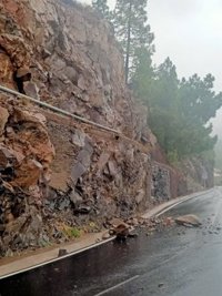 La lluvia obliga al cierre de carreteras y el 112 Canarias insiste en evitar desplazamientos
