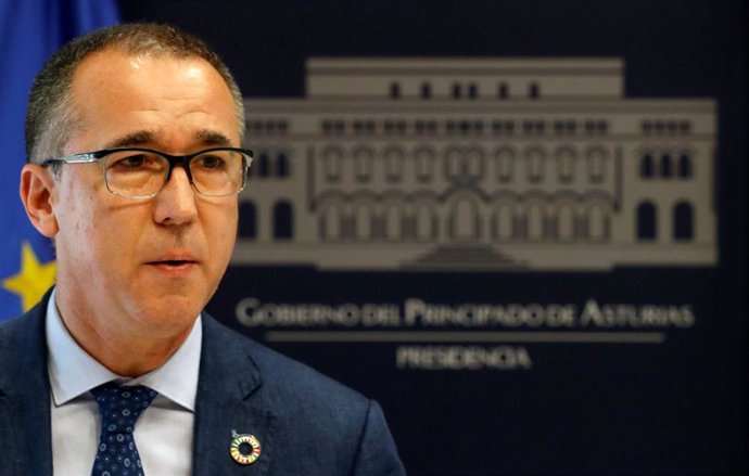 Archivo - El consejero de Salud, Pablo Fernández Muñiz, en rueda de prensa