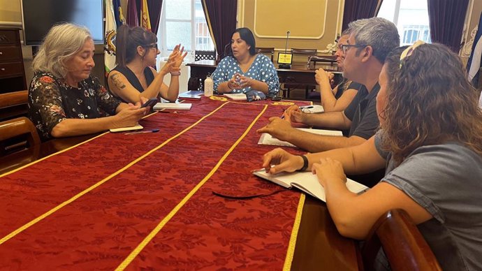 Imagen del encuentro entre el Ayuntamiento de Cádiz y la Federación de Asociaciones de Madres y Padres, Flampa Gades.