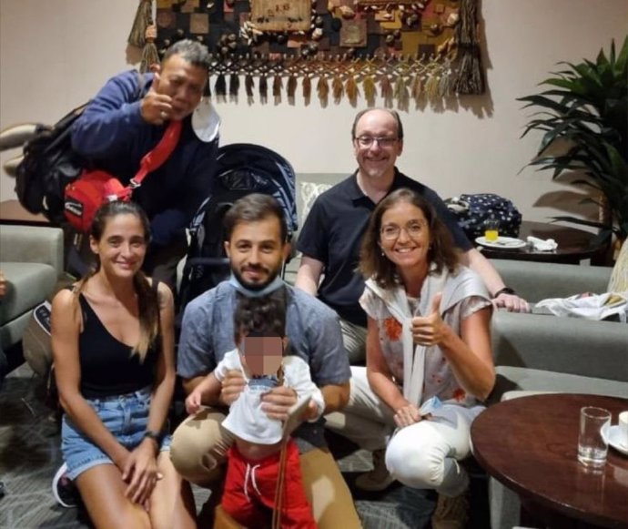 El pequeño junto a su familia