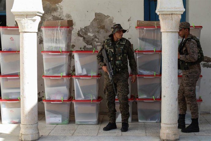 Archivo - Soldados tunecinos vigilan las urnas del referéndum constitucional 