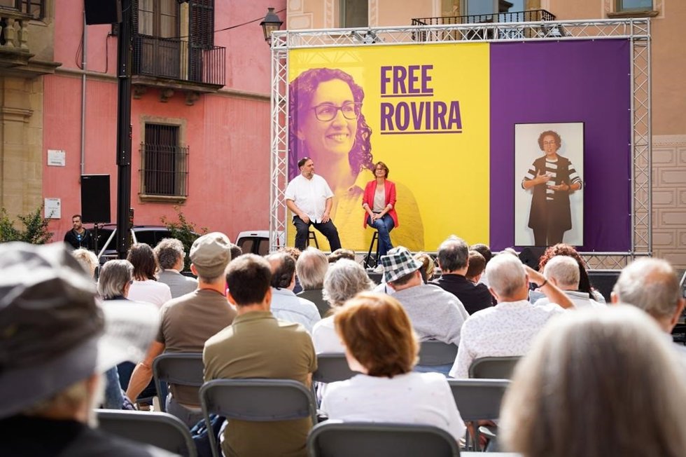 El líder de ERC, Oriol Junqueras; la secretaria general del partido, Marta Rovira, y la diputada en el Parlament Meritxell Serret, en un acto en Vic