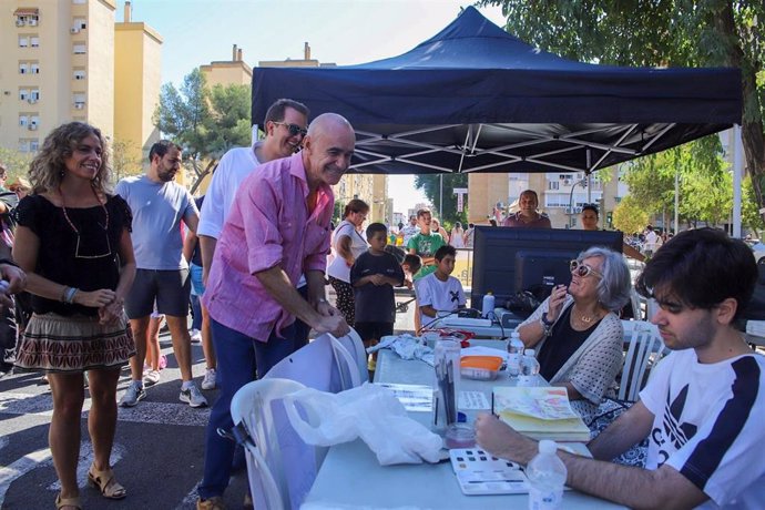 El alcalde de Sevilla, Antonio Muñoz, este domingo en las actividades de Calle Cultura en el barrio de Pino Montano.