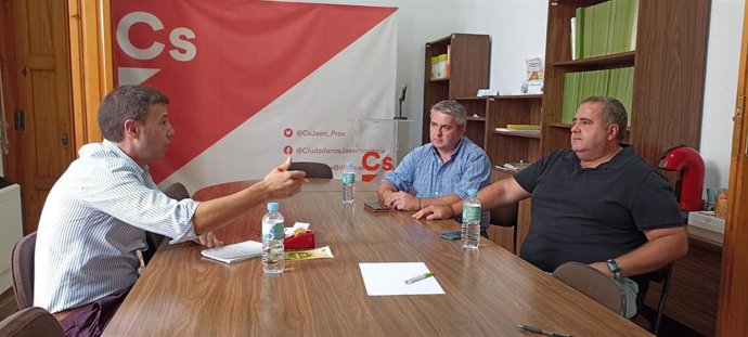 El portavoz de Ciudadanos (Cs) en la Diputación Provincial de Jaén, Ildefonso Ruiz, en una reunión con autoescuelas.