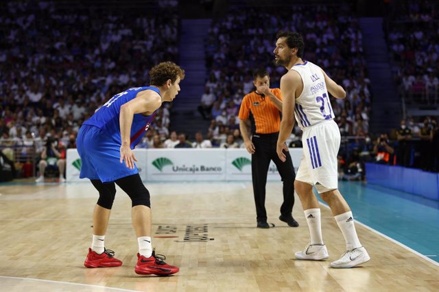 Archivo - Sergio Llull of Real Madrid and Rokas Jokubaitis of FC Barcelona in action during the Final Game 4 of spanish league, Liga ACB Endesa, basketball match played between Real Madrid and FC Barcelona at Wizink Center pavilion on June 19, 2022, in Ma