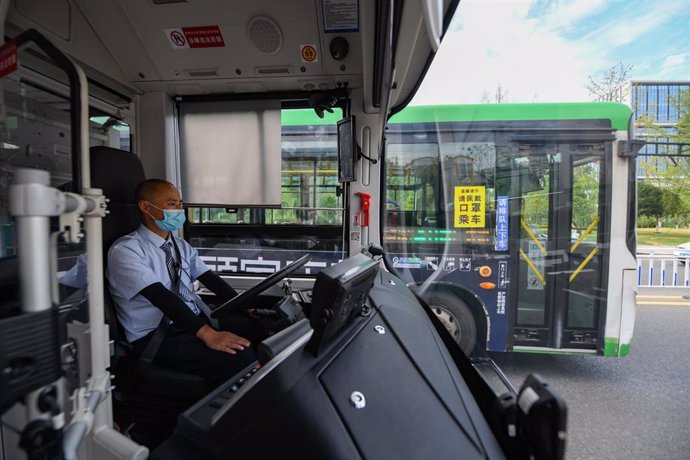 Archivo - Un conductor de autobús en China