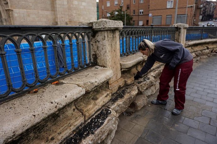Una de las restauradoras de la fundación.
