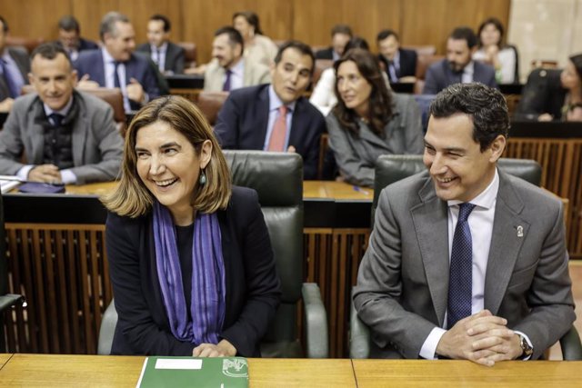Archivo - La consejera de Empleo, Rocío Blanco, y el presidente de la Junta, Juanma Moreno, en una imagen de archivo en el Parlamento.