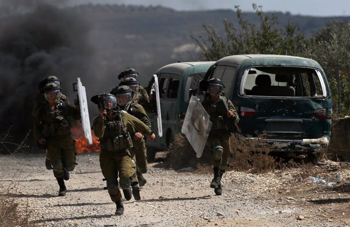El Ejército de Israel se enfrenta a manfiestantes palestinos.