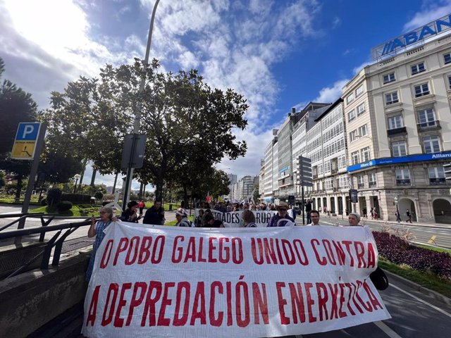 Cientos de personas piden en A Coruña "frenar la invasión eólica" y un cambio "radical" del modelo energético