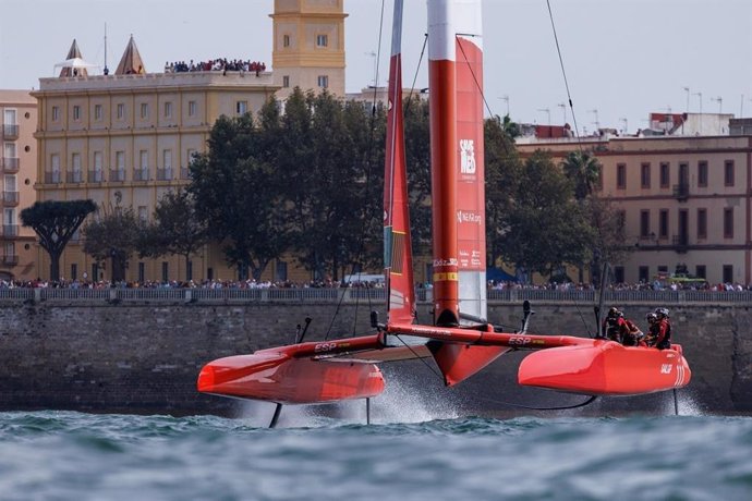 El equipo español en el Gran Premio de España de SailGP en Cádiz.