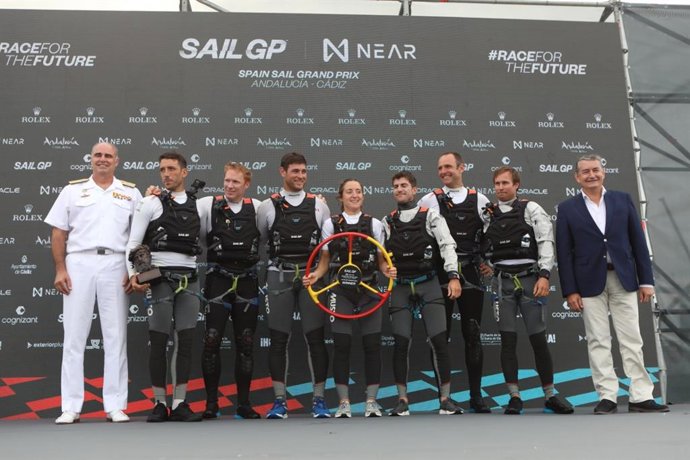 El consejero de la Presidencia, Interior, Diálogo Social y Simplificación Administrativa, Antonio Sanz, en la entrega del trofeo de la sexta prueba puntuable del circuito de SailGP