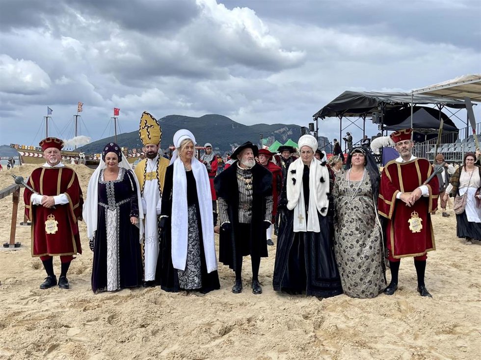 El emperador Carlos V recibe a sus hermanas, Leonor de Francia y María de Hungría, en El Palenque de la playa Salvé de Laredo