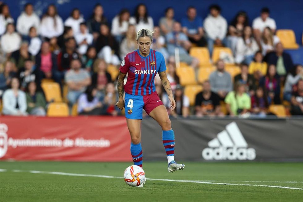 Archivo - Mapi León controla una pelota durante un partido del FC Barcelona