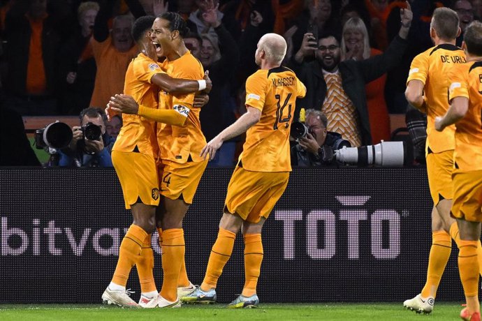 25 September 2022, Netherlands, Amsterdam: Netherlands' Virgil van Dijk celebrates scoring his side's first goal with team mates during the UEFA Nations League Group D soccer match between Netherlands and Belgium at Johan Cruijff Arena. Photo: Laurie Di