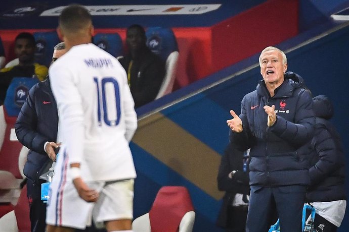 Archivo - El seleccionador de Francia, Didier Deschamps, aplaude una acción de Kylian Mbappé. 