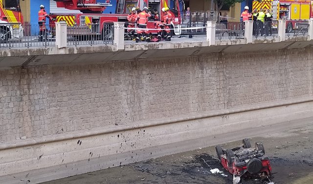 Dos rescatados en Granada tras caer su todoterreno al río a la altura de Camino de Ronda