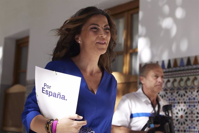 La exdirigente de Vox Macarena Olona atiende a los medios de comunicación antes de acceder al hotel Alfonso XIII de Sevilla para participar en un acto de Club Rotary, a 26 de septiembre de 2022 en Sevilla (Andalucía, España)