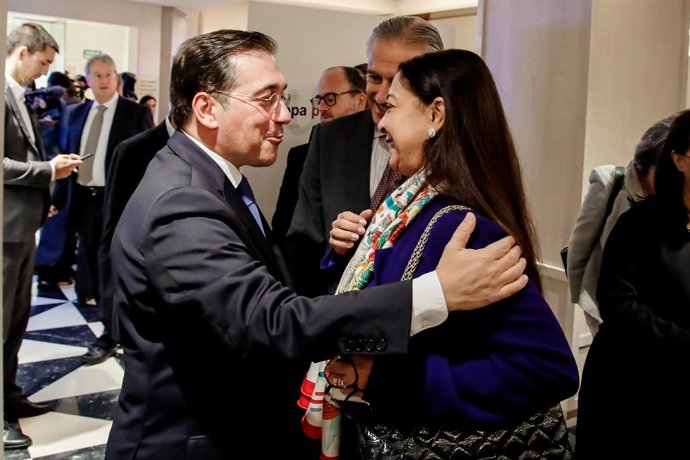 (I-D) El ministro de Asuntos Exteriores, Unión Europea y Cooperación, José Manuel Albares; el presidente Europa Press, Asís Martín de Cabiedes y la embajadora de Marruecos en España, Karima Benyaich, conversan a su llegada a un desayuno informativo de E