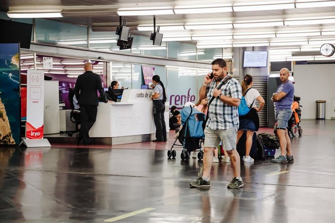 Varios pasajeros en la estación de Atocha, a 15 de septiembre de 2022, en Madrid (España).  