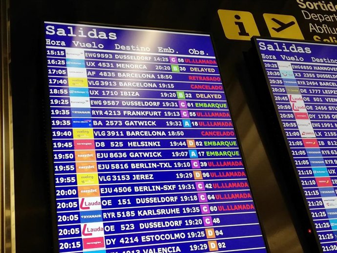 Archivo - Vuelos cancelados y retrasados en el Aeropuerto de Palma con destino a Barcelona