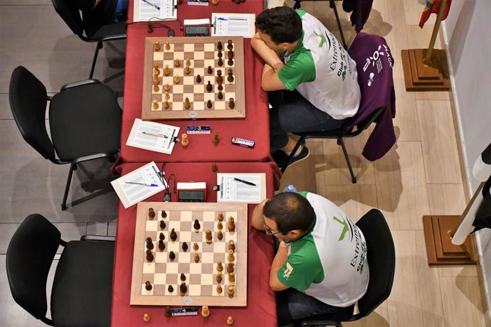 Competidores del Club Magic Extremadura de Ajedrez durante el campeonato.
