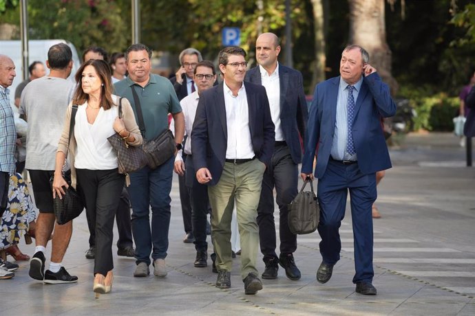 Jorge Rodríguez (centro) acompañado de sus abogados a la llegada a los juzgados en imagen de archivo