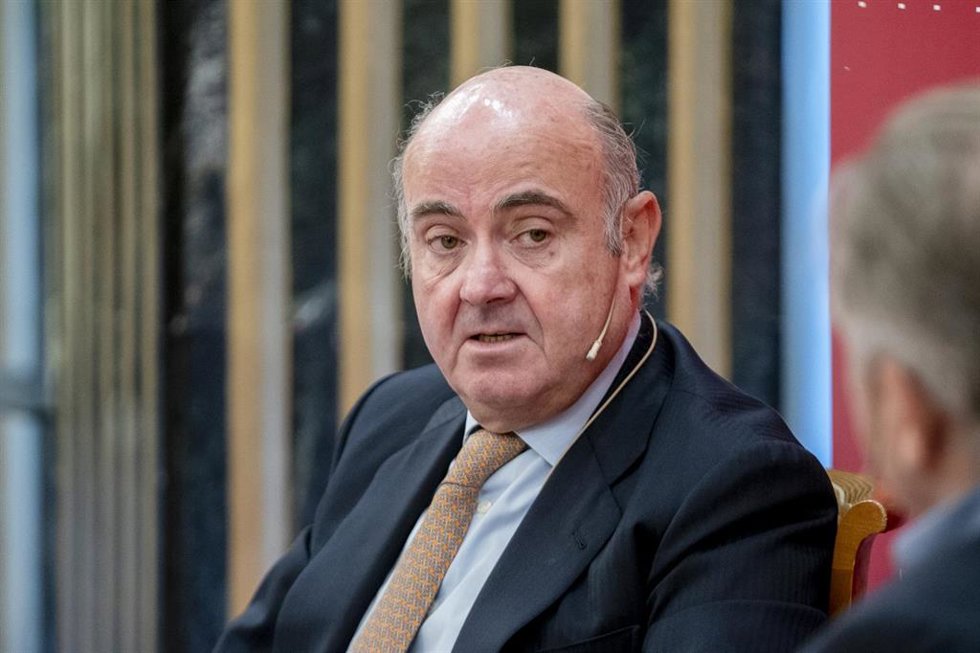 El presidente del Banco de España, Luis de Guindos, participa en un evento organizado por la Asociación Española de Directivos (AED), en el Hotel InterContinental, a 26 de septiembre de 2022, en Madrid (España). Durante el encuentro, en formato desayuno