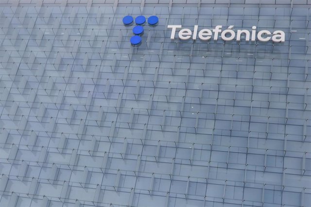 Archivo - Fachada de la sede de la multinacional española Telefónica, situada en la Ronda de la Comunicación, en el denominado Distrito Telefónica, a 22 de Julio de 2022, en el barrio de Las Tablas,  Madrid, (España)