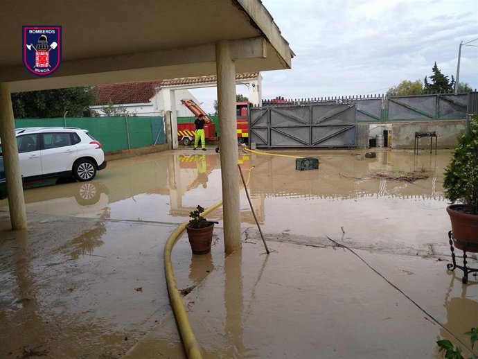 Achique de agua en el patio de una vivienda en Murcia
