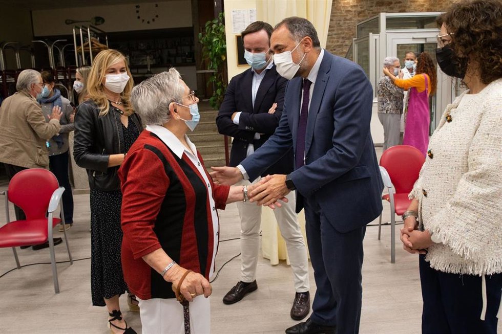 Arranca la vacunación de la cuarta dosis contra la covid-19 en las residencias de mayores. El conselleiro de Sanidade, Julio García Comesaña, saluda a Nieves Cabo, la primera gallega en ser inmunizada.