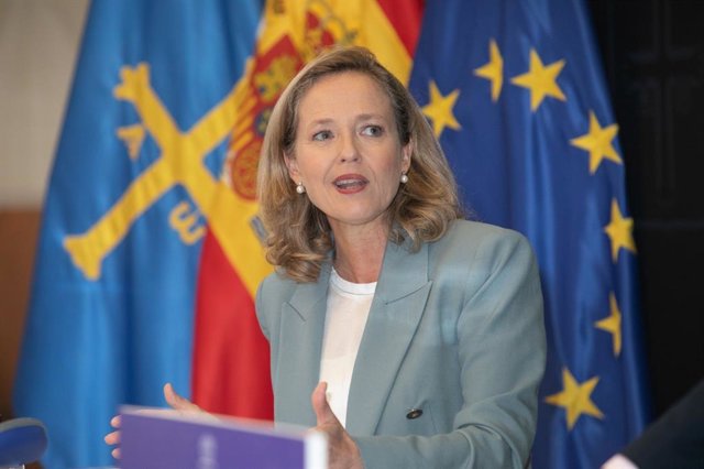 La vicepresidenta del Govern central i ministra d'Economia, Nadia Calviño en una roda de premsa a Oviedo