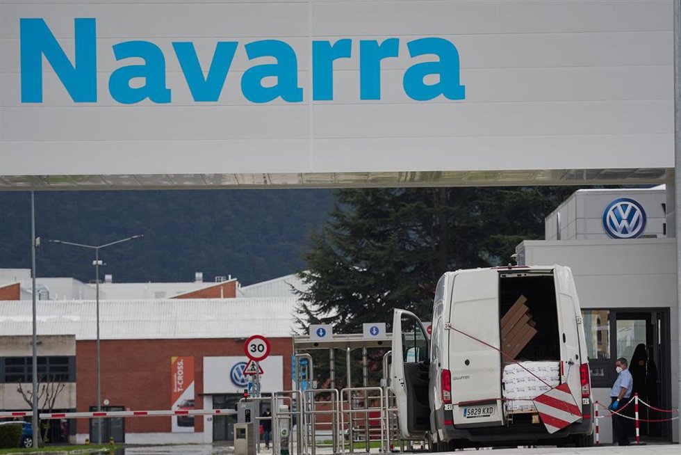Archivo - Vista de la puerta principal de la fábrica de Volkswagen Navara.