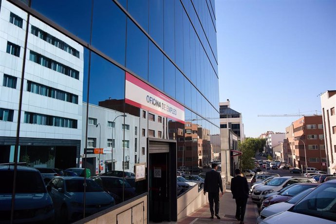 Vista general de una oficina del SEPE de la calle Miguel Yuste, a 2 de septiembre de 2022, en Madrid (España).