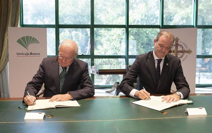El presidente de Unicaja Banco, Manuel Azuaga, y el de la Agrupación de Cofradías de Semana Santa de Málaga, Pablo Atencia, firman un nuevo acuerdo de colaboración.