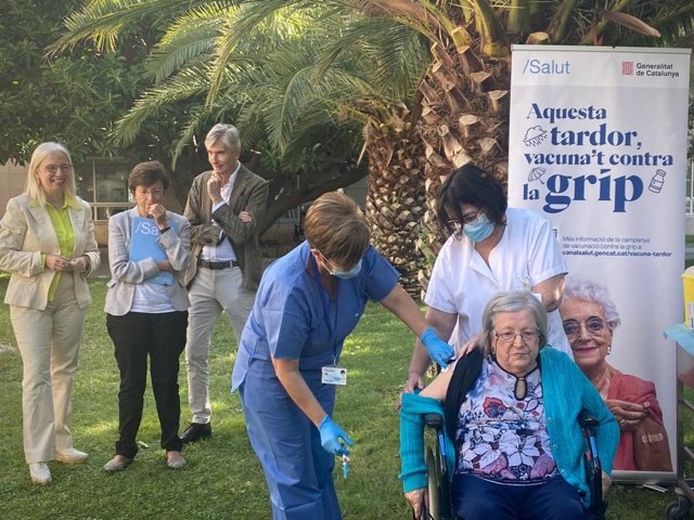 La secretaria general de Salud Pública, Carmen Cabezas, y el conseller de Salud de la Generalitat, Josep Maria Argimon, en el inicio de la vacunación de la cuarta dosis contra el Covid-19 y de la gripe en mayores de 80 años en Catalunya