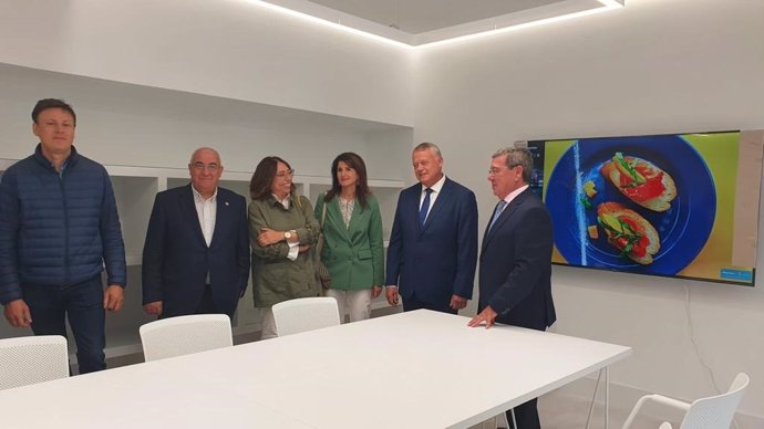 En la foto, a la derecha, el presidente de la Diputación de Burgos, César Rico, y a su izquierda y el vicepresidente Lorenzo Rodríguez.