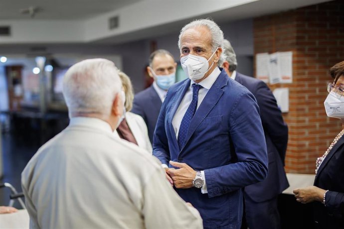 El consejero de Sanidad, Enrique Ruiz Escudero, conversa a su llegada al inicio de la administración de la cuarta dosis de la vacuna