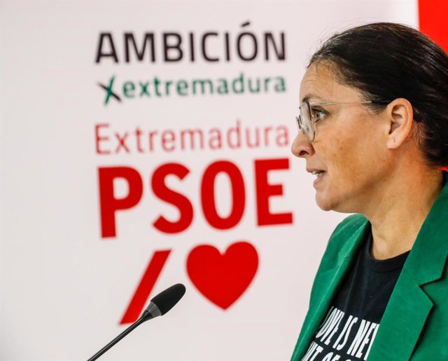 La secretaria de Organización del PSOE de Extremadura, Marisol Mateos, en una rueda de prensa en la sede del partido en Mérida.