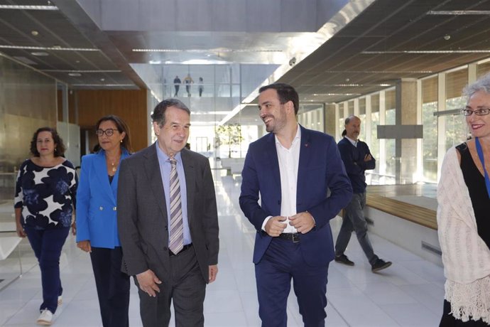 El ministro de Consumo, Alberto Garzón, y el alcalde de Vigo, Abel Caballero, junto a la subdelegda del Gobierno, Maica Larriba, en la visita al Laboratorio de Biotoxinas Marinas del campus vigués, a 26 de septiembre de 2022.