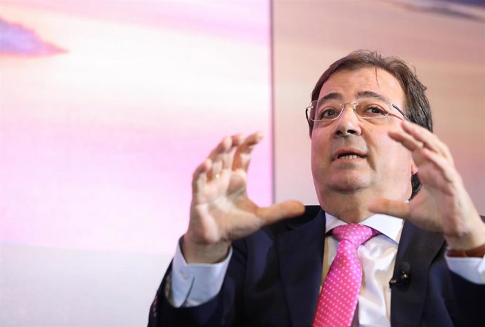El presidente de la Junta de Extremadura, Guillermo Fernández Vara, interviene durante un desayuno informativo organizado por 'El Periódico de España, en el Hotel Westin Palace, a 26 de septiembre de 2022, en Madrid (España).
