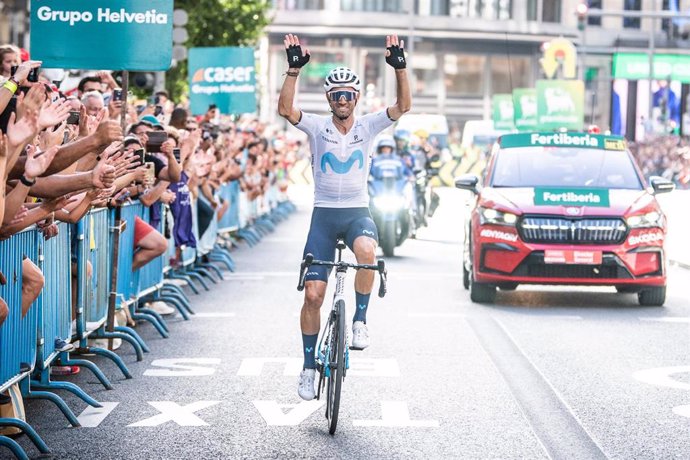 El ciclista Alejandro Valverde saluda a los aficionados en la última etapa de su última Vuelta a España este septiembre de 2022 en Madrid.