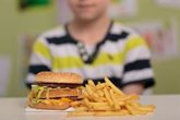 Foto: Comer rápido se asocia a mayor riesgo de sobrepeso y otros factores cardiometabólicos en la infancia