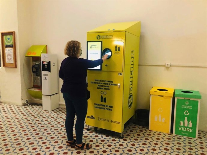 Archivo - Valencia.- El Ayuntamiento licita la compra de máquinas de recompensa para el reciclaje de envases