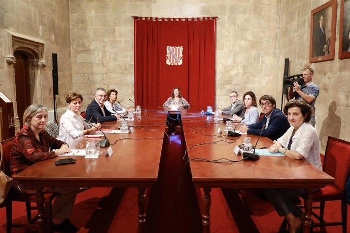 La presidenta del Govern, Francina Armengol, preside la reunión de la Mesa de Diálogo Social de Baleares en el Consolat de Mar.