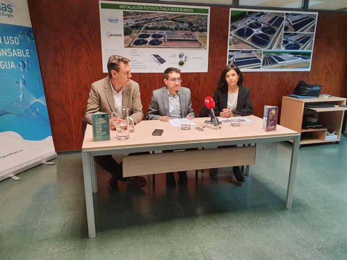 El gerente, el presidente y la directora técnica de Aguas de Burgos, Antonio García, Miguel Balbás y Miriam Fernández.