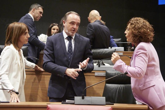 La parlamentaria de Navarra Suma María Jesús Valdemoros (1i), el presidente de UPN y portavoz de Navarra Suma, Javier Esparza (c), y la parlamentaria Yolanda Ibáñez.