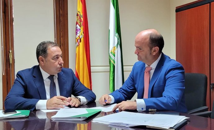 El delegado del Gobierno de la Junta de Andalucía en Sevilla, Ricardo Sánchez, y el delegado territorial de Economía, Hacienda y Fondos Europeos y de Política Industrial y Energía, Antonio Ramírez.